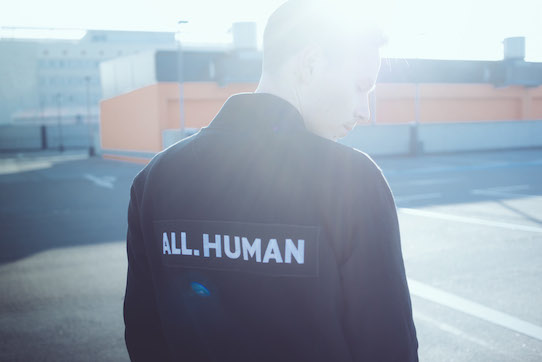 Über all ist deutlich der Aufdruck "All.Human" zu lesen. Foto: Kristijonas Duttke