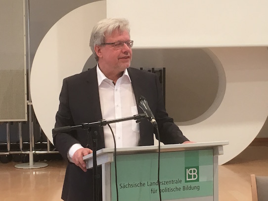 Dr. Marc Beise bei seinem Vortrag in der Landeszentrale für politische Bildung in Dresden. Foto: Stephan Hönigschmid