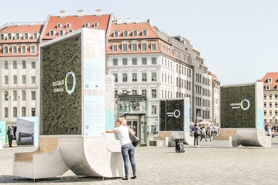 Passanten schauen sich die City Trees auf dem Dresdner Neumarkt an. Foto: Green City Solutions