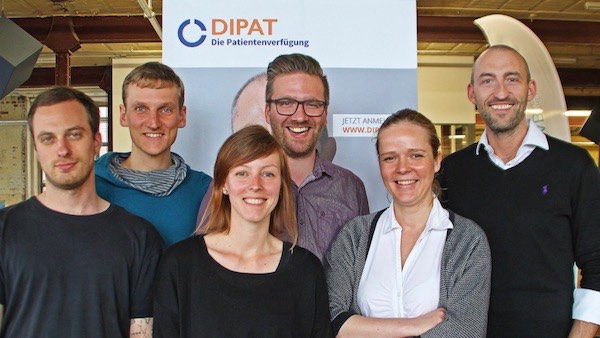Foto: DIPAT-Team mit CFO Katja Käseberg (2.v.r.) und CEO & Gründer Dr. Paul Brandenburg (1.v.r.).