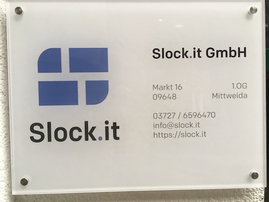 Firmenschild von Slock.it am Eingang zum Haus. Foto: Stephan Hönigschmid