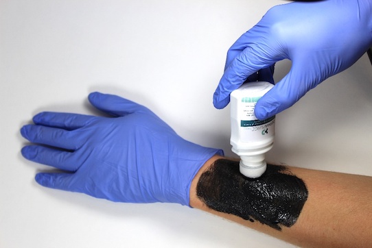 Mit dem Gel von Derma Purge soll es möglich sein, die Nanopartikel nahezu vollständig zu entfernen. Foto: Derma Purge