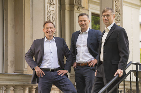 Matthias Bommer, Stefan Kempf und Prof. Roland Fassauer (v.l.n.r.) bilden den Vorstand von afinyo. Foto: PR/afinyo 