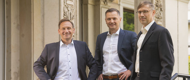 Matthias Bommer, Stefan Kempf und Prof. Roland Fassauer (v.l.n.r.) bilden den Vorstand von afinyo. Foto: PR/afinyo