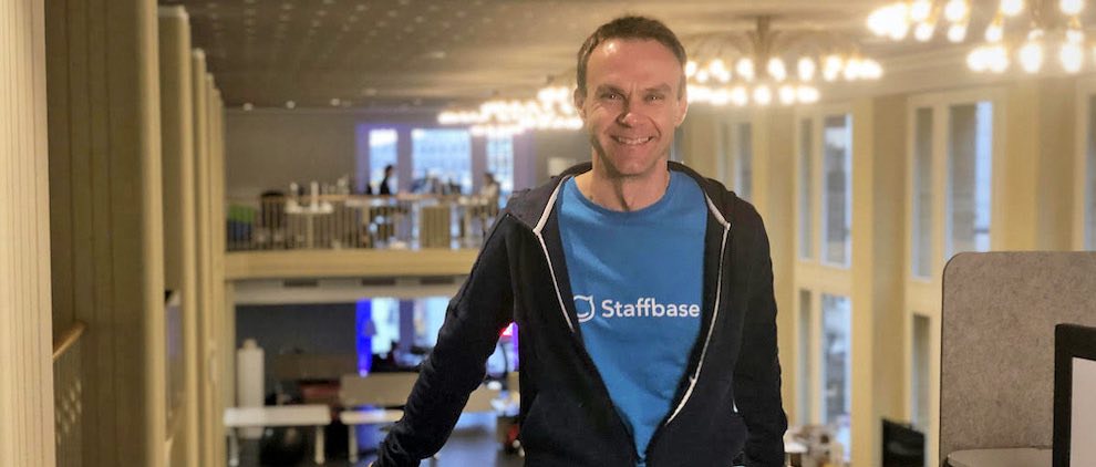 Stolz präsentiert „Staffbase“-Mitgründer Frank Wolf die neuen Dresdner Firmenräume im früheren Café Prag. Fotos: PR/Staffbase 